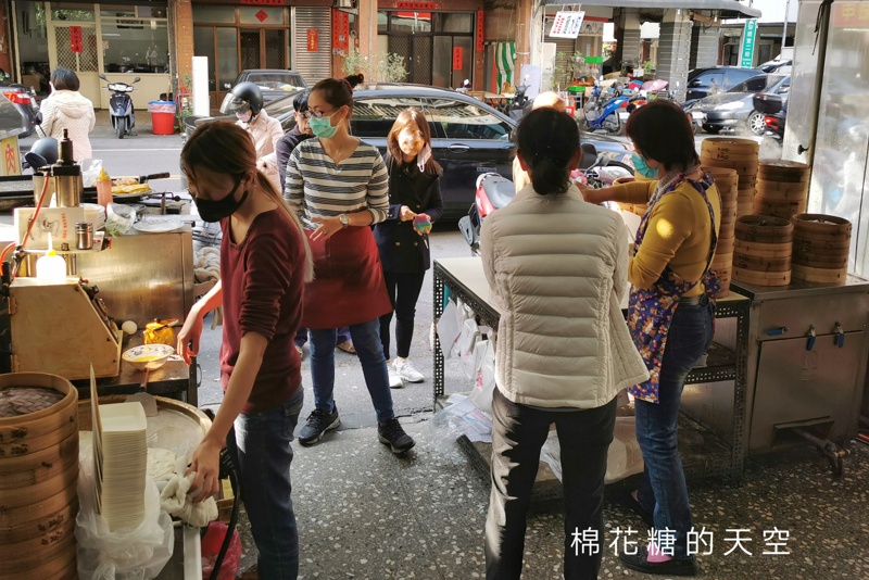 台中老店長江早餐！必點燒餅油條加鹹豆漿～不管平假日都大排長龍