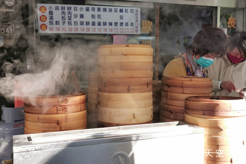 台中老店長江早餐！必點燒餅油條加鹹豆漿～不管平假日都大排長龍