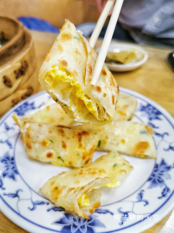 台中老店長江早餐！必點燒餅油條加鹹豆漿～不管平假日都大排長龍