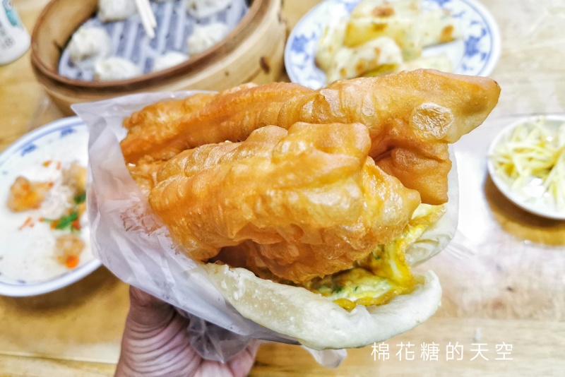 台中老店長江早餐！必點燒餅油條加鹹豆漿～不管平假日都大排長龍