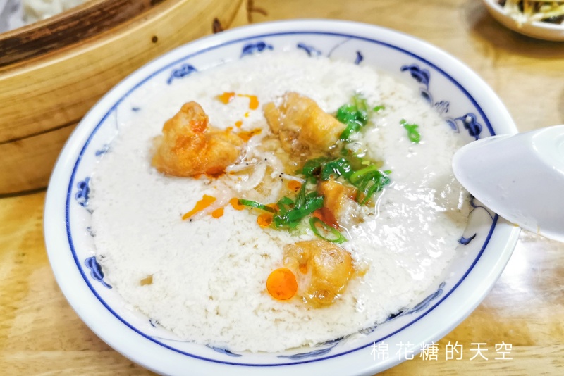 台中老店長江早餐！必點燒餅油條加鹹豆漿～不管平假日都大排長龍