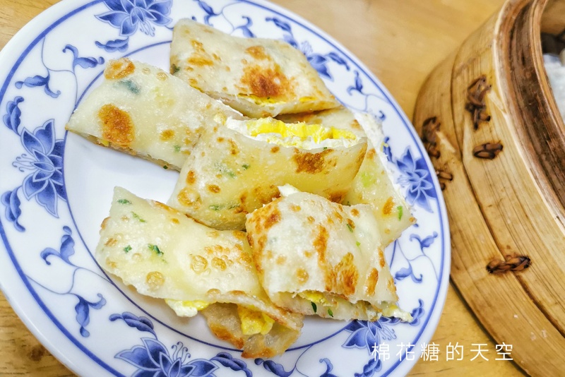 台中老店長江早餐！必點燒餅油條加鹹豆漿～不管平假日都大排長龍