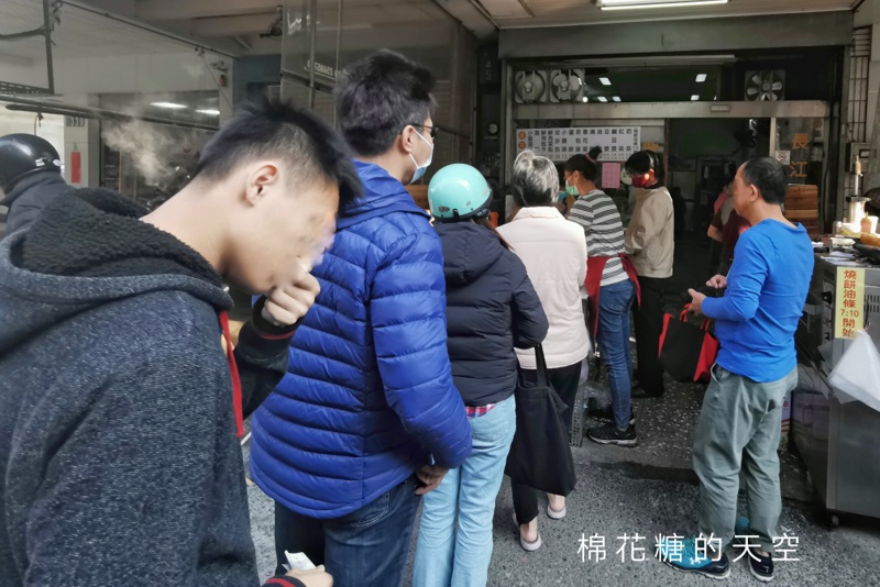 台中老店長江早餐！必點燒餅油條加鹹豆漿～不管平假日都大排長龍