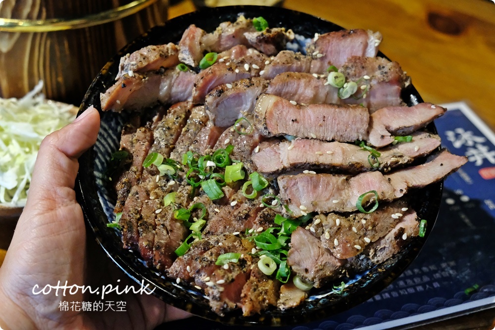 模範街商圈蓋飯專賣店太澎湃！沐丼蚵仔酥嘎魷魚海味蓋飯吃起來～