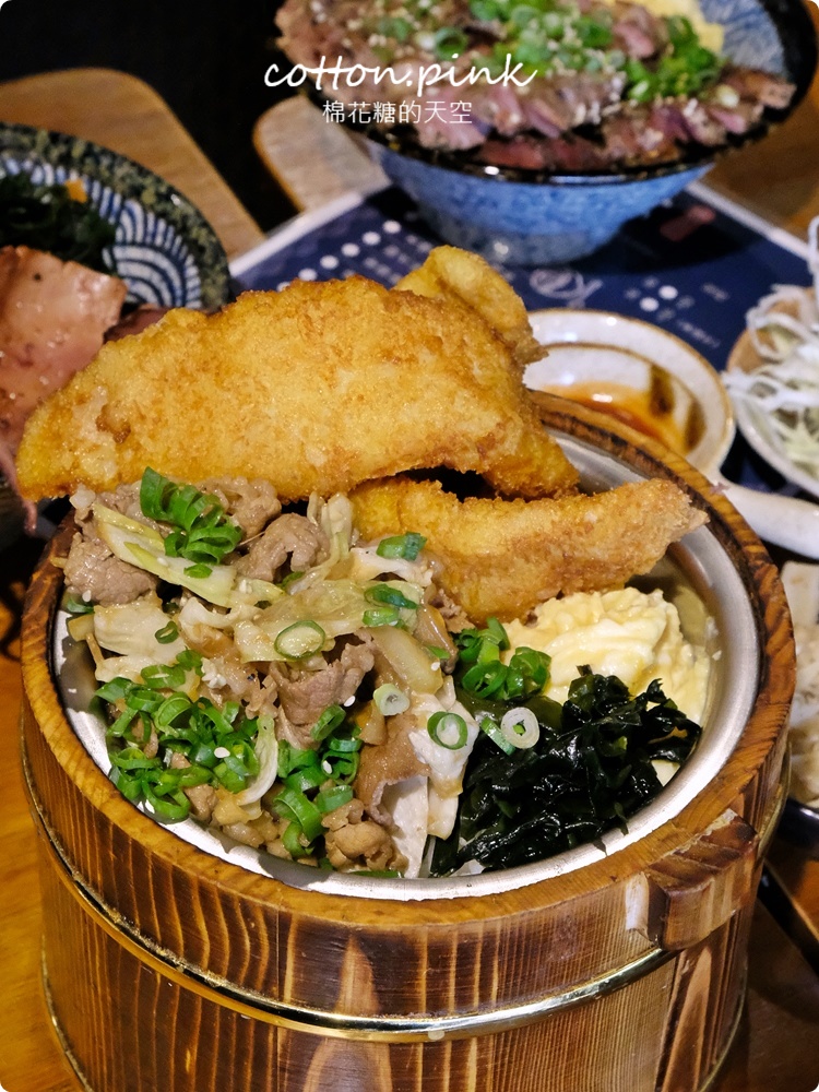 模範街商圈蓋飯專賣店太澎湃！沐丼蚵仔酥嘎魷魚海味蓋飯吃起來～