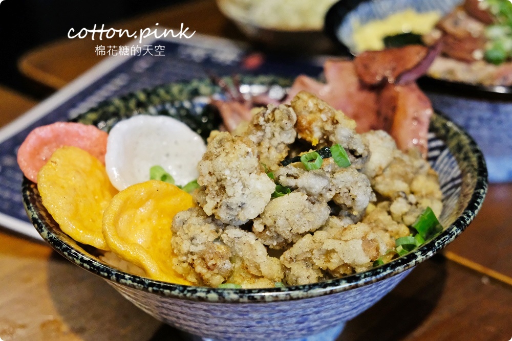模範街商圈蓋飯專賣店太澎湃！沐丼蚵仔酥嘎魷魚海味蓋飯吃起來～