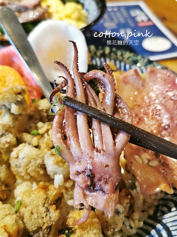 模範街商圈蓋飯專賣店太澎湃！沐丼蚵仔酥嘎魷魚海味蓋飯吃起來～