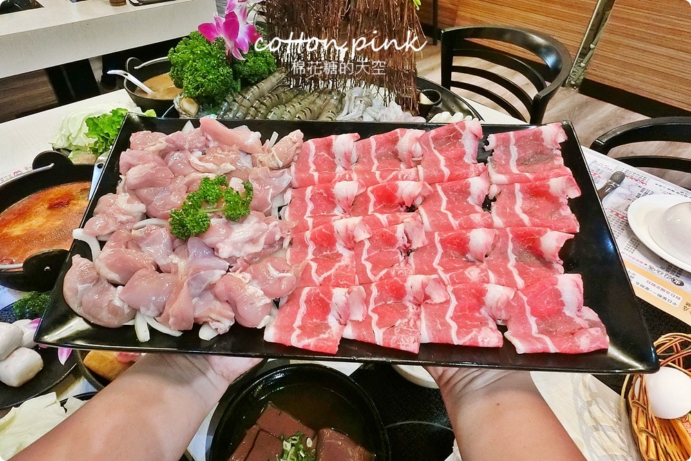 台中火鍋這家很低調，湯底香氣直衝腦門擋不住！湯馥石頭鍋超狂巨無霸海鮮盆十種嚴選海鮮在裡面