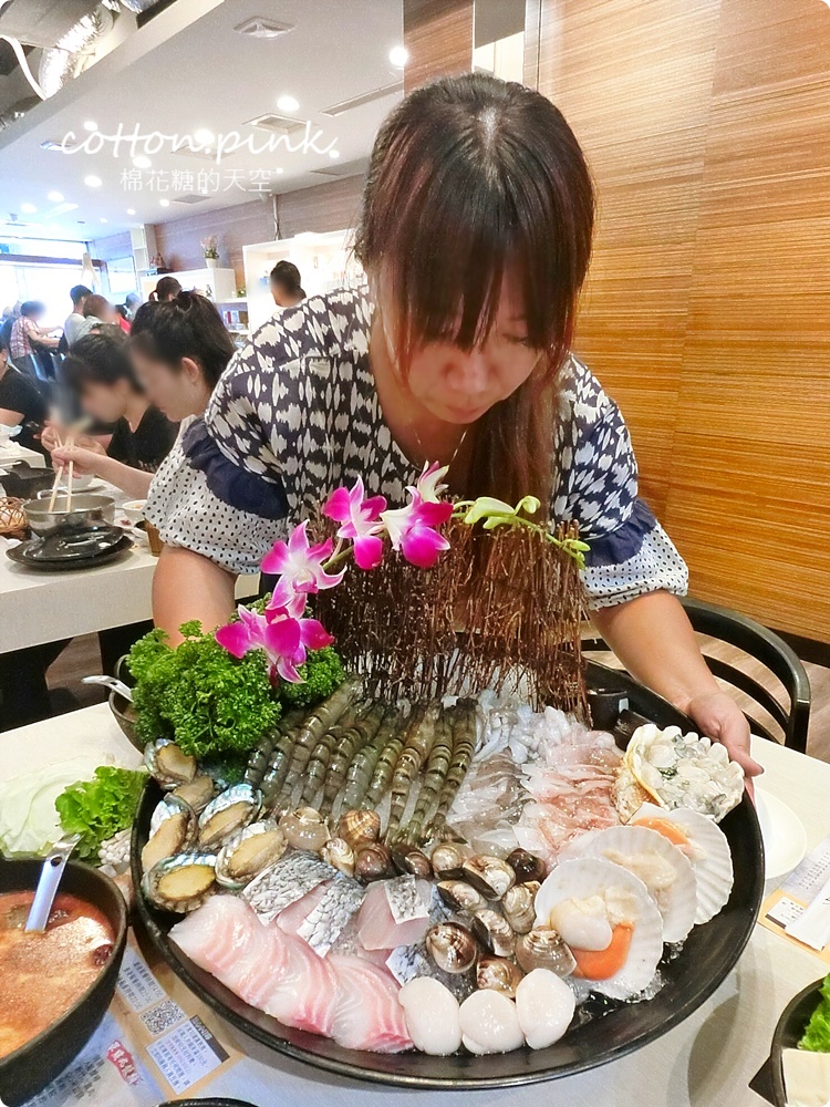 台中火鍋這家很低調，湯底香氣直衝腦門擋不住！湯馥石頭鍋超狂巨無霸海鮮盆十種嚴選海鮮在裡面