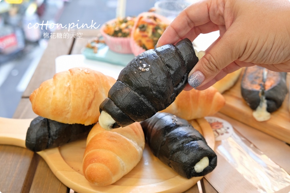 台中一中最新必吃這一味！極黑風暴！鹽可頌、生吐司、明太子軟法～黑白大對戰