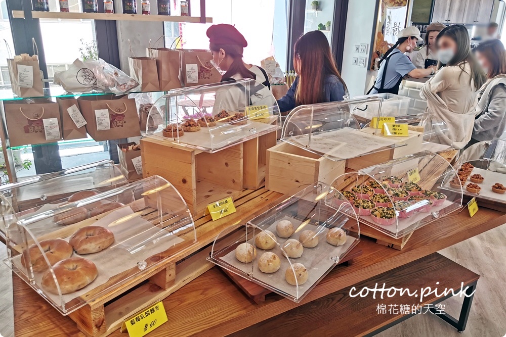 台中一中最新必吃這一味！極黑風暴！鹽可頌、生吐司、明太子軟法～黑白大對戰