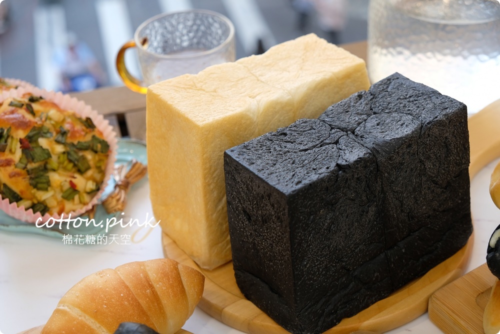 台中一中最新必吃這一味！極黑風暴！鹽可頌、生吐司、明太子軟法～黑白大對戰