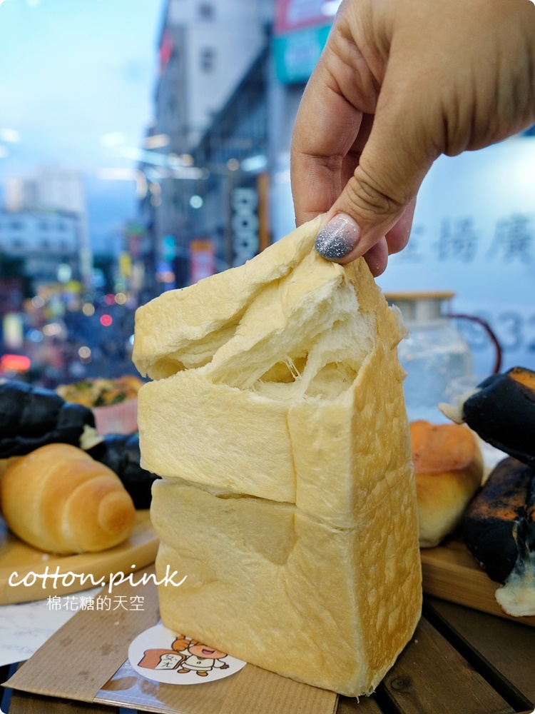 台中一中最新必吃這一味！極黑風暴！鹽可頌、生吐司、明太子軟法～黑白大對戰