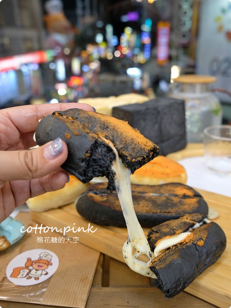 台中一中最新必吃這一味！極黑風暴！鹽可頌、生吐司、明太子軟法～黑白大對戰
