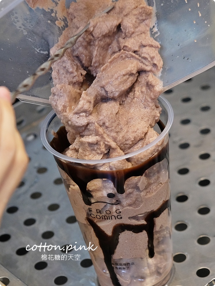 一中必喝粉圓老店！鮮奶粉圓加布丁超澎派～青蛙來了芒果牛奶冰沙大杯滿意！