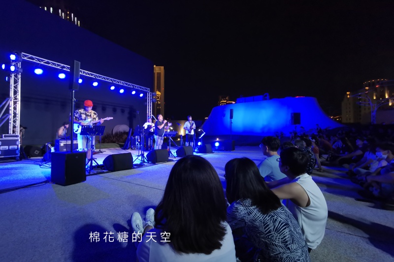 暑假最後兩場～台中免費空中音樂會在歌劇院，用七期豪宅當做背景燈光