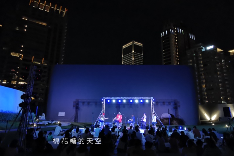 暑假最後兩場～台中免費空中音樂會在歌劇院，用七期豪宅當做背景燈光