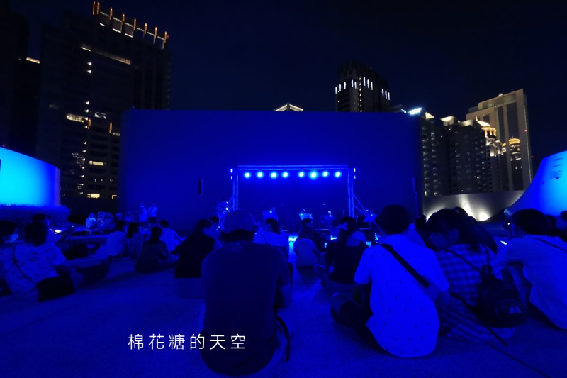 暑假最後兩場～台中免費空中音樂會在歌劇院，用七期豪宅當做背景燈光