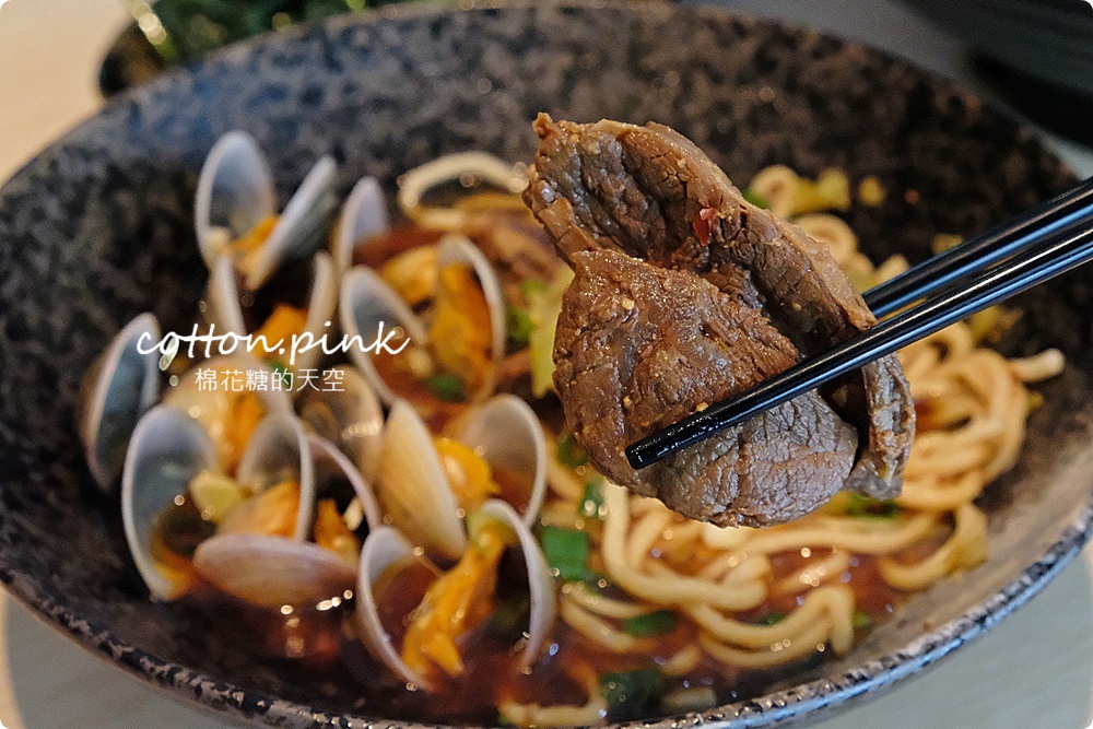 台中最狂牛肉麵就是這一家！超大碗公迦南海陸牛肉麵～大塊牛肉外加鮮蚵還有整片虱目魚