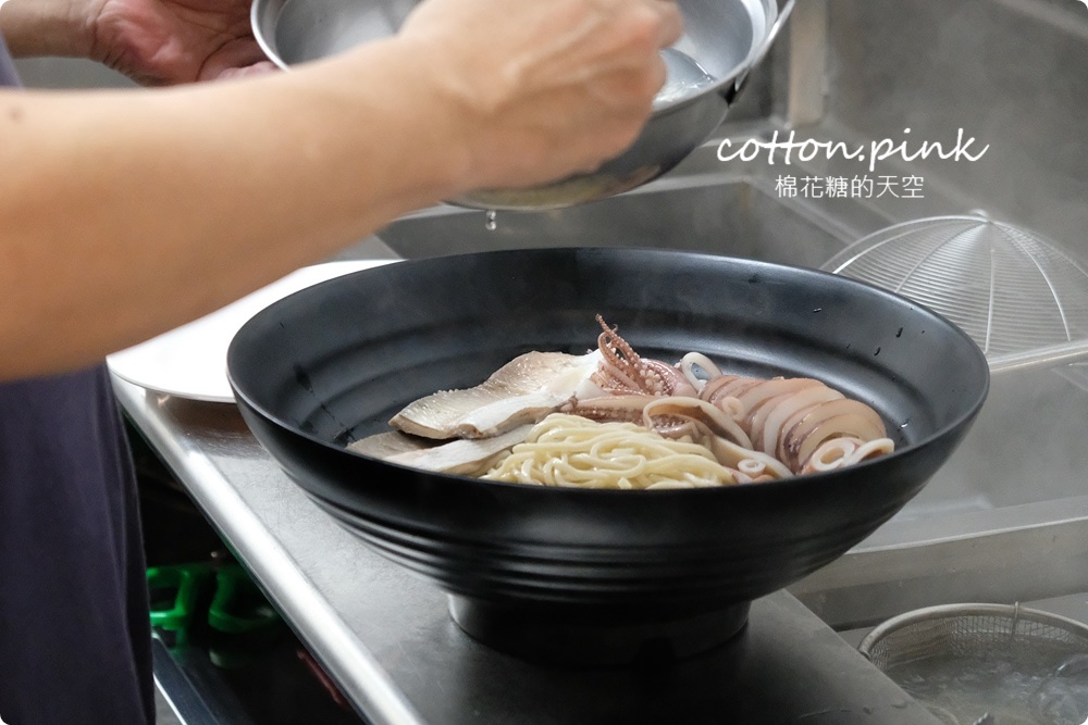 台中最狂牛肉麵就是這一家！超大碗公迦南海陸牛肉麵～大塊牛肉外加鮮蚵還有整片虱目魚