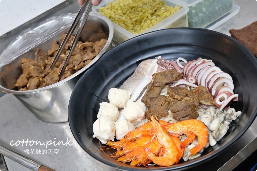 台中最狂牛肉麵就是這一家！超大碗公迦南海陸牛肉麵～大塊牛肉外加鮮蚵還有整片虱目魚