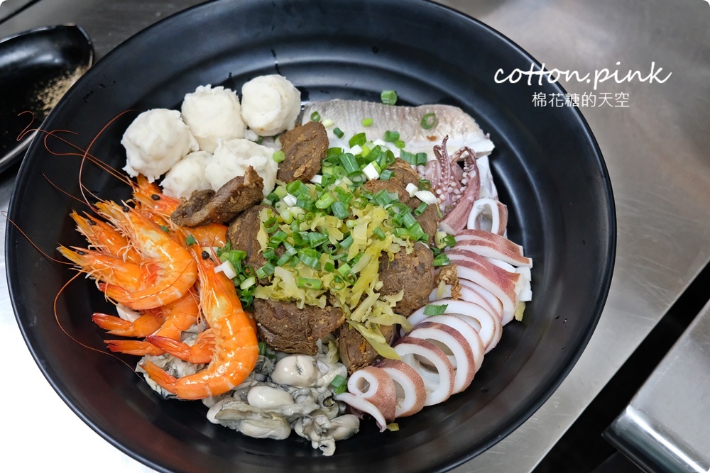 台中最狂牛肉麵就是這一家！超大碗公迦南海陸牛肉麵～大塊牛肉外加鮮蚵還有整片虱目魚