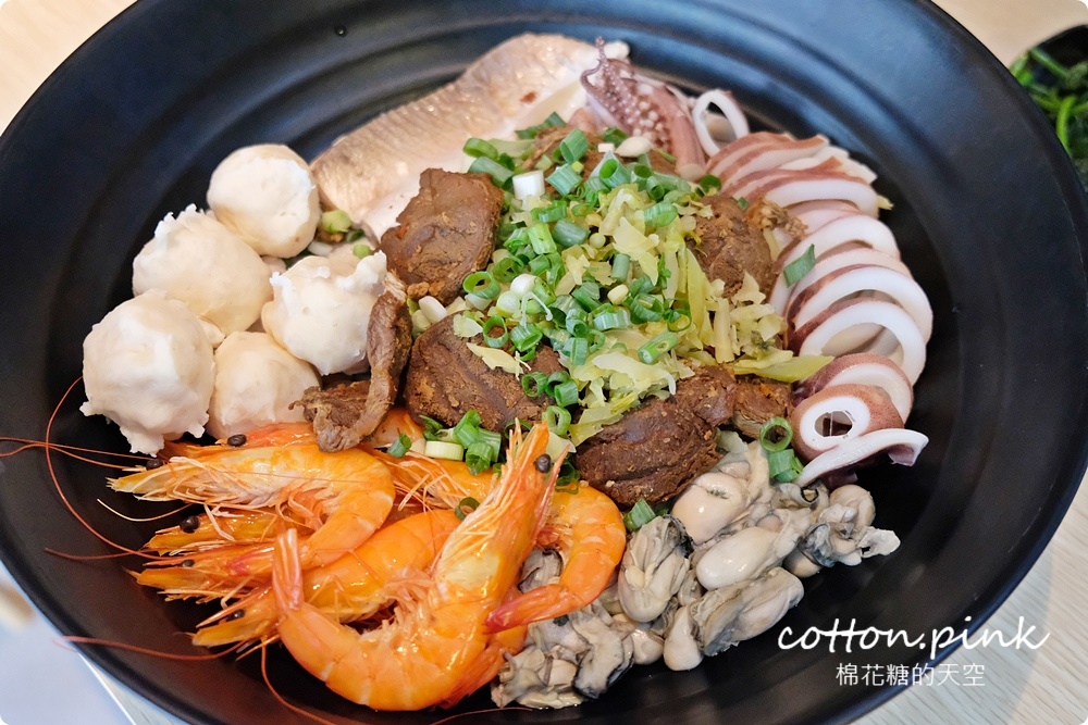 台中最狂牛肉麵就是這一家！超大碗公迦南海陸牛肉麵～大塊牛肉外加鮮蚵還有整片虱目魚