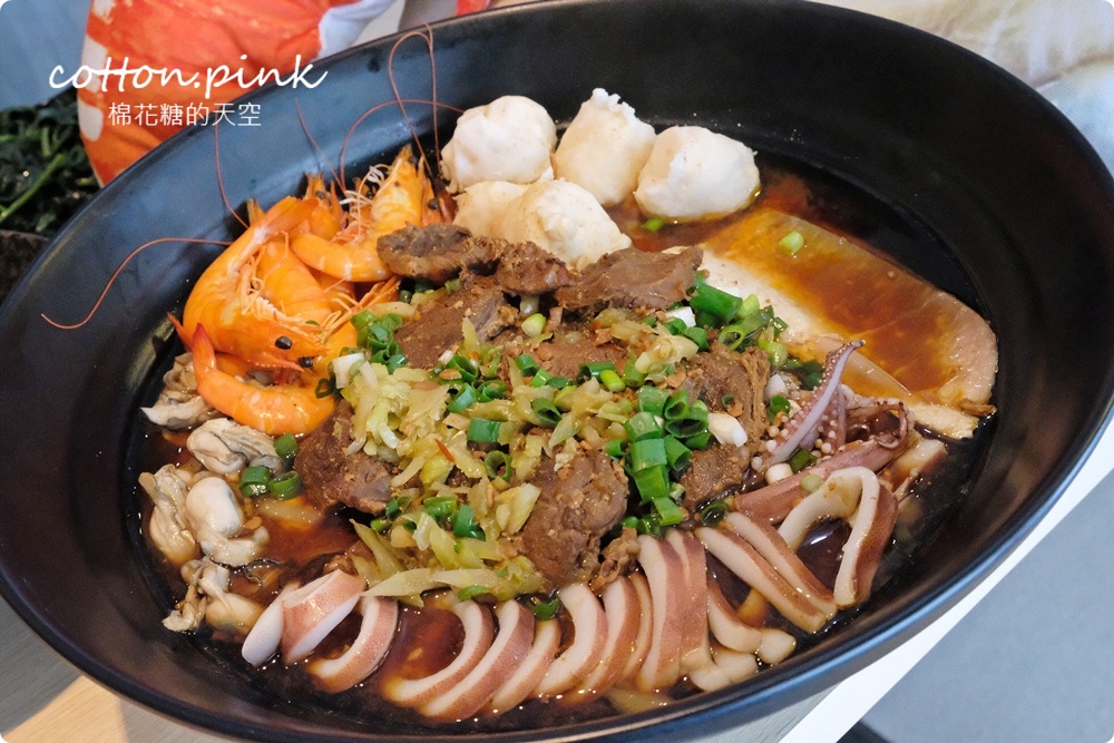 台中最狂牛肉麵就是這一家！超大碗公迦南海陸牛肉麵～大塊牛肉外加鮮蚵還有整片虱目魚