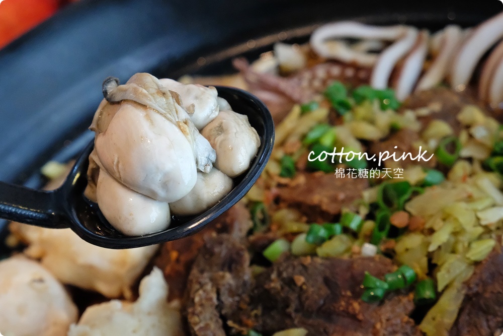 台中最狂牛肉麵就是這一家！超大碗公迦南海陸牛肉麵～大塊牛肉外加鮮蚵還有整片虱目魚
