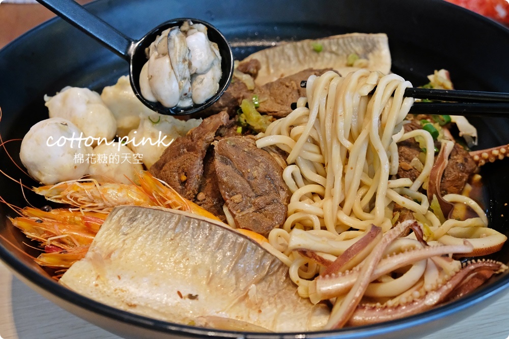 台中最狂牛肉麵就是這一家！超大碗公迦南海陸牛肉麵～大塊牛肉外加鮮蚵還有整片虱目魚