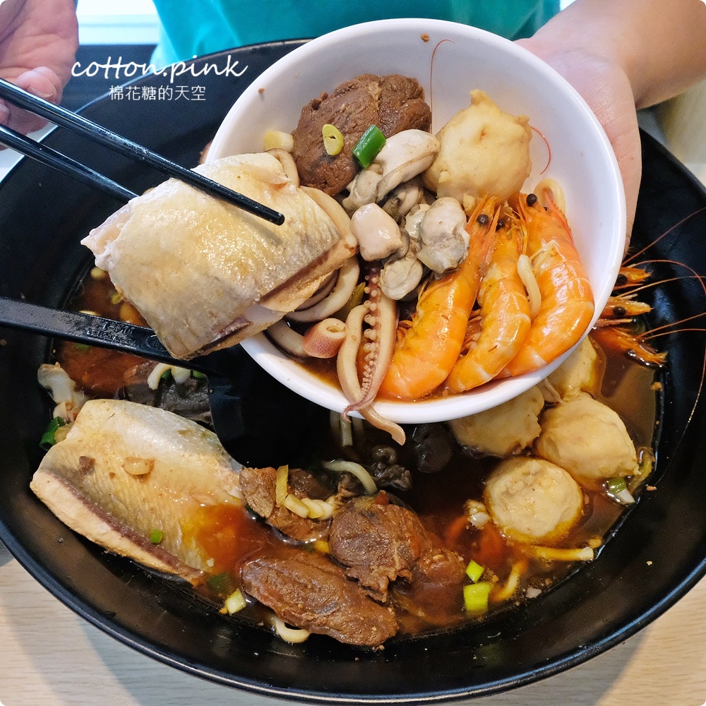 台中最狂牛肉麵就是這一家！超大碗公迦南海陸牛肉麵～大塊牛肉外加鮮蚵還有整片虱目魚