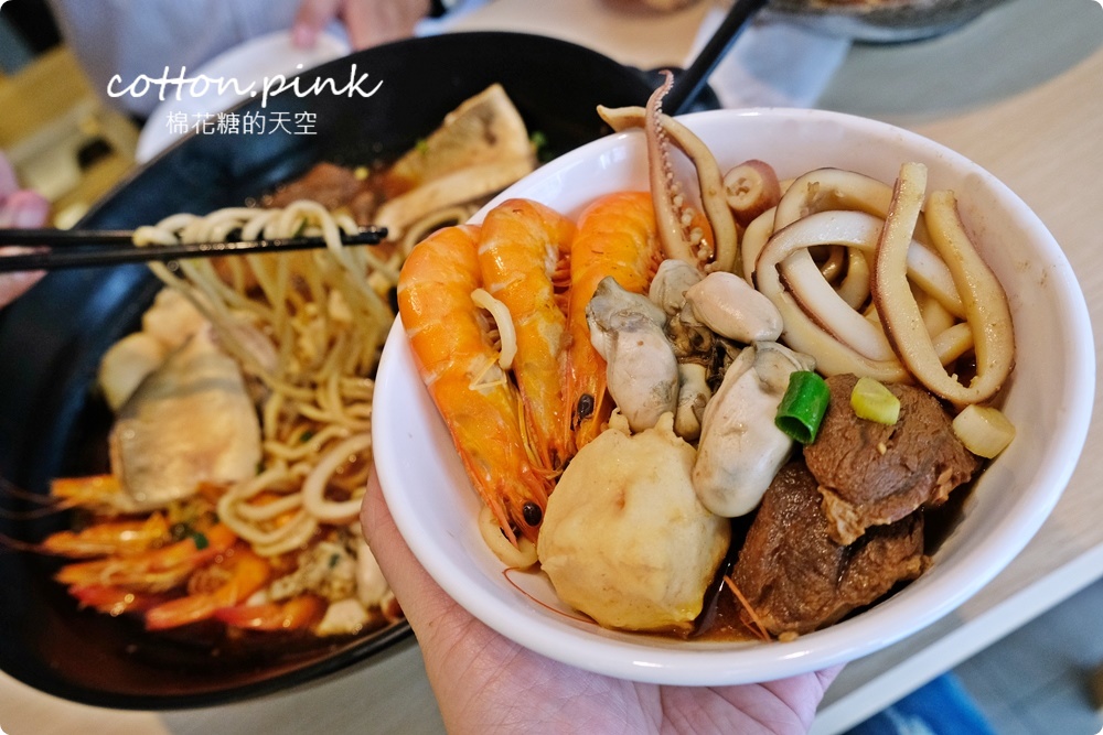 台中最狂牛肉麵就是這一家！超大碗公迦南海陸牛肉麵～大塊牛肉外加鮮蚵還有整片虱目魚