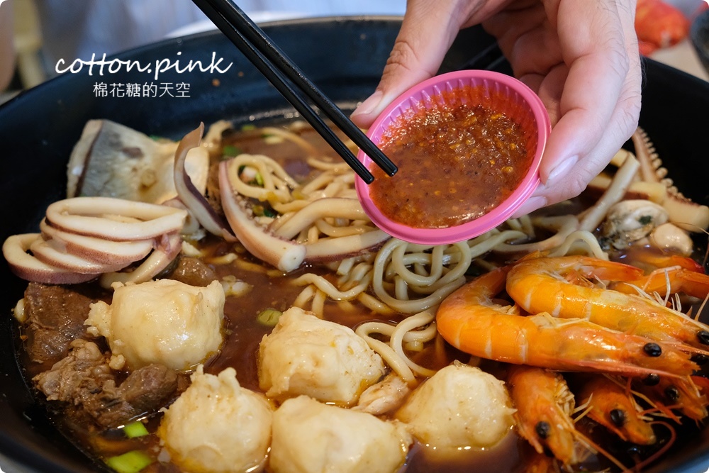 台中最狂牛肉麵就是這一家！超大碗公迦南海陸牛肉麵～大塊牛肉外加鮮蚵還有整片虱目魚