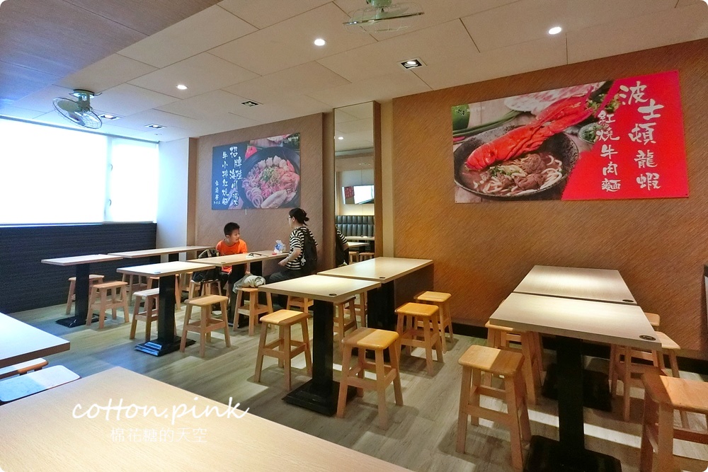 台中最狂牛肉麵就是這一家！超大碗公迦南海陸牛肉麵～大塊牛肉外加鮮蚵還有整片虱目魚