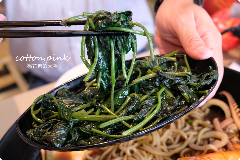 台中最狂牛肉麵就是這一家！超大碗公迦南海陸牛肉麵～大塊牛肉外加鮮蚵還有整片虱目魚