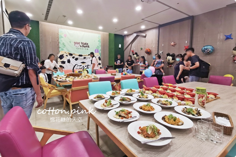 台中親子餐廳推薦|嘻遊聚球池、沙坑、溜滑梯...通通有，中午時段一票暢玩大放送～