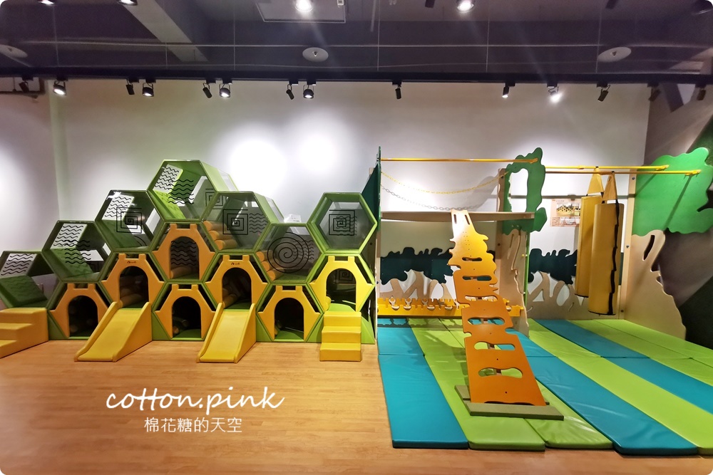 台中親子餐廳推薦|嘻遊聚球池、沙坑、溜滑梯...通通有，中午時段一票暢玩大放送～