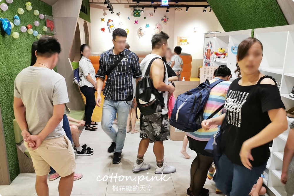 台中親子餐廳推薦|嘻遊聚球池、沙坑、溜滑梯...通通有，中午時段一票暢玩大放送～