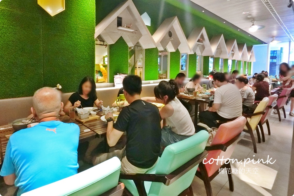 台中親子餐廳推薦|嘻遊聚球池、沙坑、溜滑梯...通通有，中午時段一票暢玩大放送～