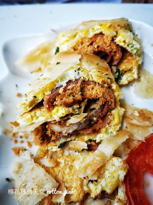 台中超人氣早餐店！大推嘉香早餐總匯脆皮蛋餅超澎湃～還有台中人套餐炒麵綜合湯