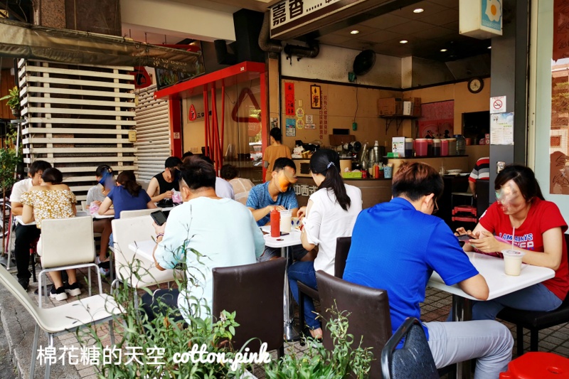 台中超人氣早餐店！大推嘉香早餐總匯脆皮蛋餅超澎湃～還有台中人套餐炒麵綜合湯
