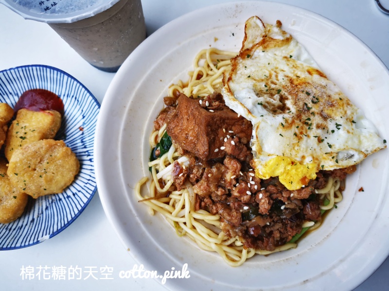 台中超人氣早餐店！大推嘉香早餐總匯脆皮蛋餅超澎湃～還有台中人套餐炒麵綜合湯