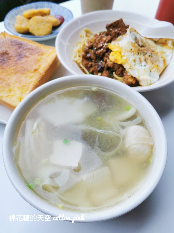 台中超人氣早餐店！大推嘉香早餐總匯脆皮蛋餅超澎湃～還有台中人套餐炒麵綜合湯
