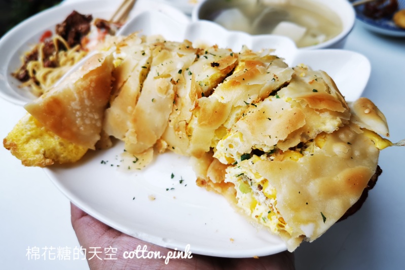 台中超人氣早餐店！大推嘉香早餐總匯脆皮蛋餅超澎湃～還有台中人套餐炒麵綜合湯