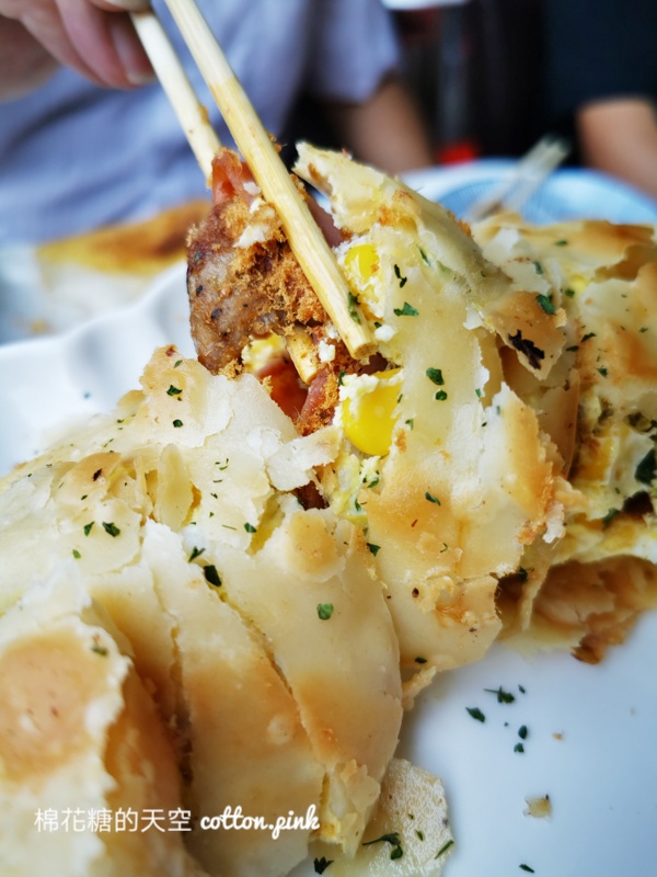 台中超人氣早餐店！大推嘉香早餐總匯脆皮蛋餅超澎湃～還有台中人套餐炒麵綜合湯