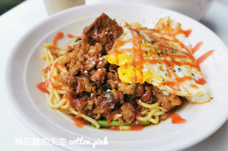 台中超人氣早餐店！大推嘉香早餐總匯脆皮蛋餅超澎湃～還有台中人套餐炒麵綜合湯