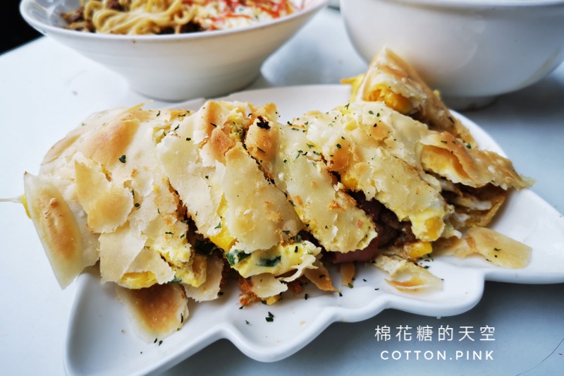 台中超人氣早餐店！大推嘉香早餐總匯脆皮蛋餅超澎湃～還有台中人套餐炒麵綜合湯