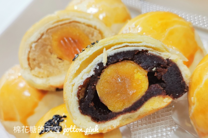 好市多蛋黃酥首度開賣！兩種口味～一黑一白味道超乎想像