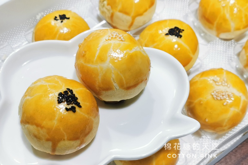 好市多蛋黃酥首度開賣！兩種口味～一黑一白味道超乎想像