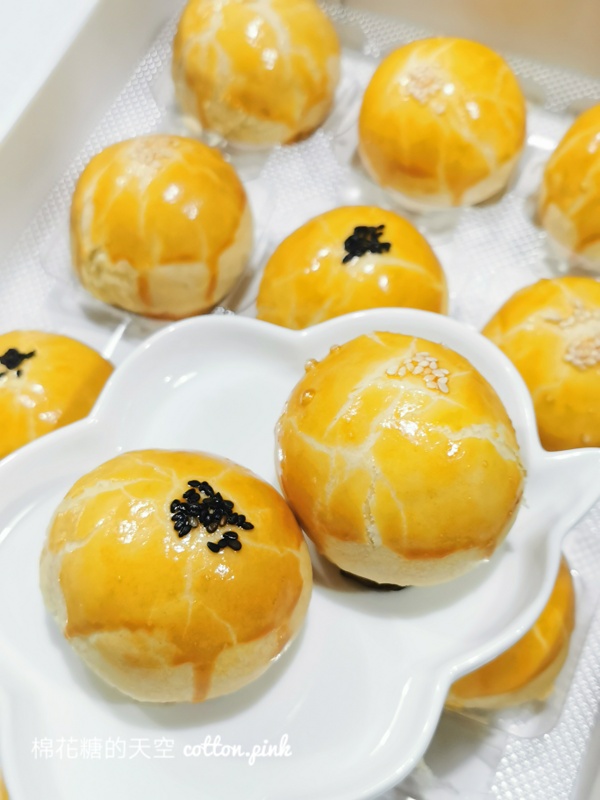 好市多蛋黃酥首度開賣！兩種口味～一黑一白味道超乎想像